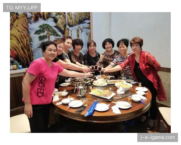 刷到石宇奇家里那张餐桌照——桌上的酒比我年终奖还嚣张