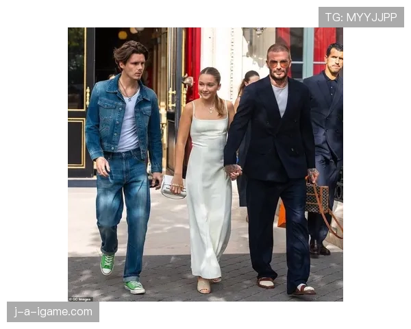 贝克汉姆低调拎个购物袋，里面东西价值比我整年工资还扎眼